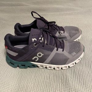 On cloud running shoes, size 5